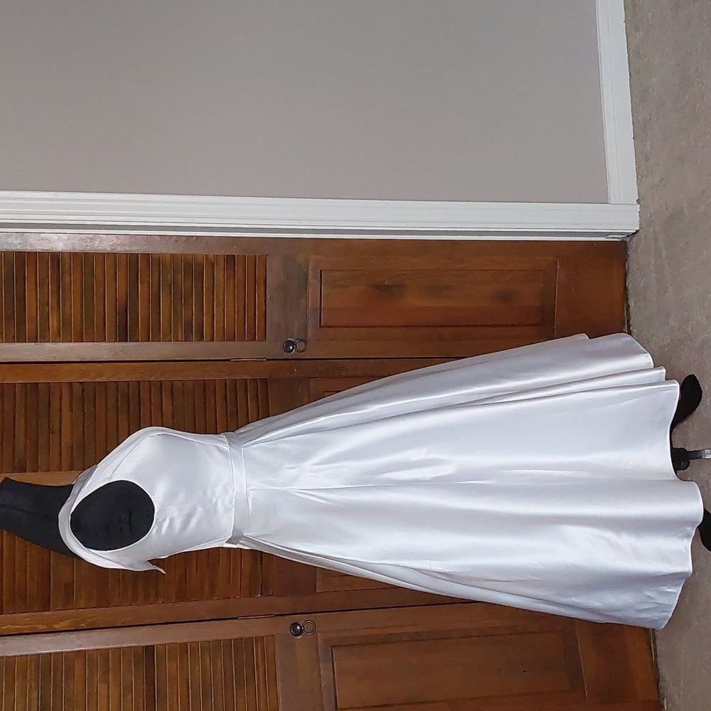 White 1950s Style Satin A-Line Tea Length Wedding Dress and Bow Veil Sz 6 - Picture 4 of 17